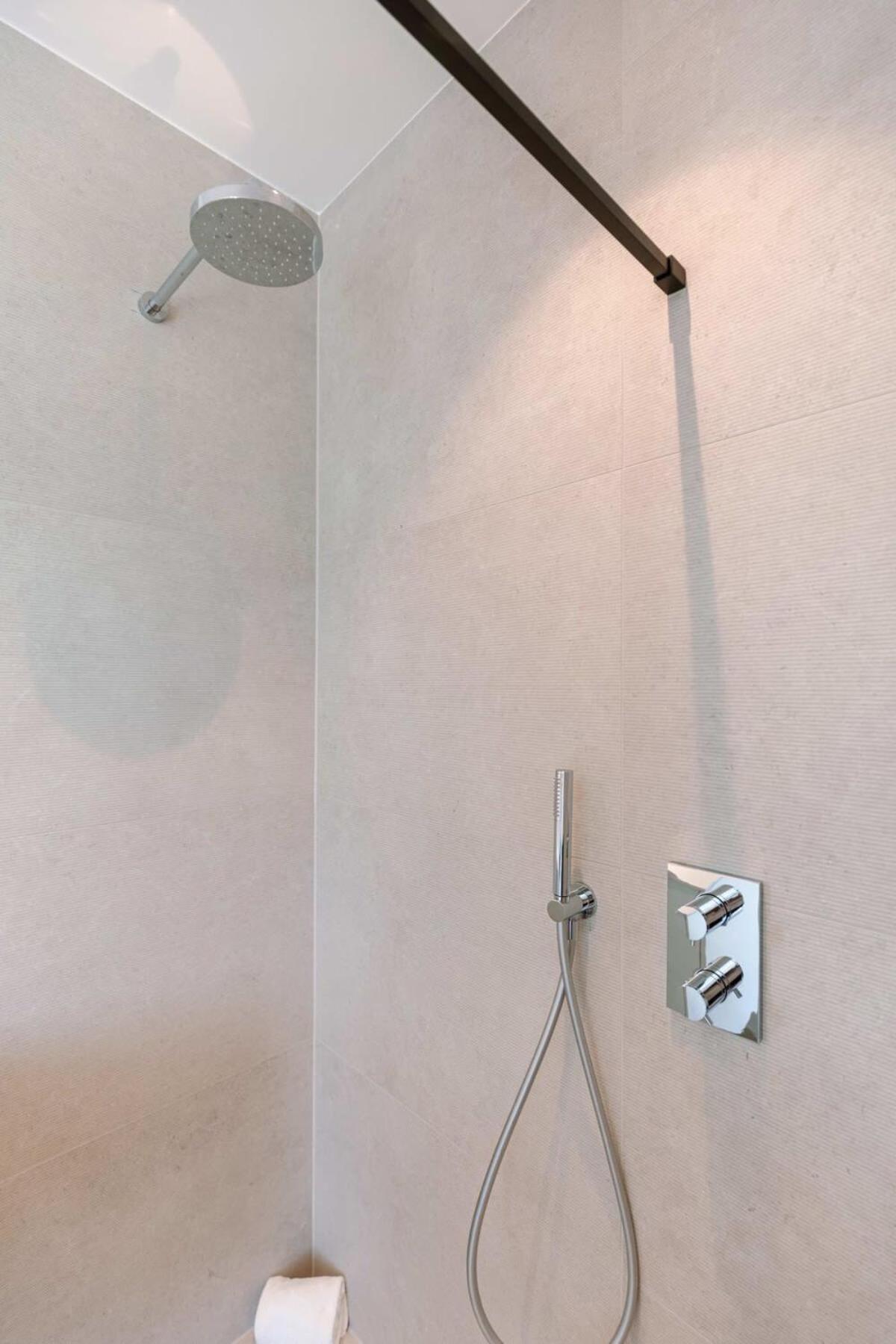 New, Luxurious And Modern Apartment With Private Parking コクセッド エクステリア 写真